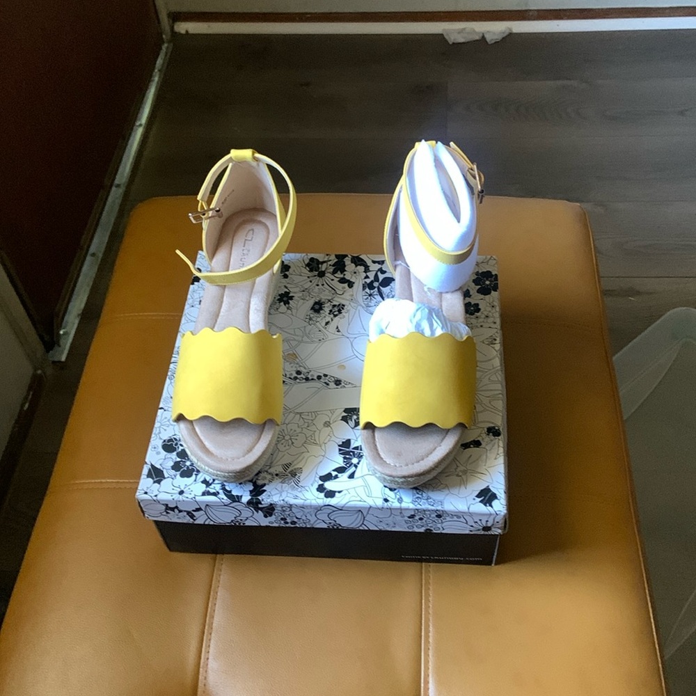 Women’s Daylight Wedge Sandals’ heel height 3”. Size 9